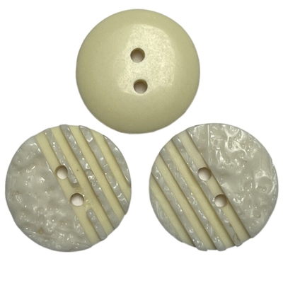 Color de imitación del amarillo del agujero 28L de Shell Button With Irregular Face dos del poliéster