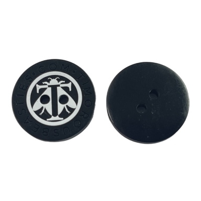 Los botones impresos de seda de la resina plástica grabaron el agujero de Logo Blouses Coat Button Four en 32L para la ropa