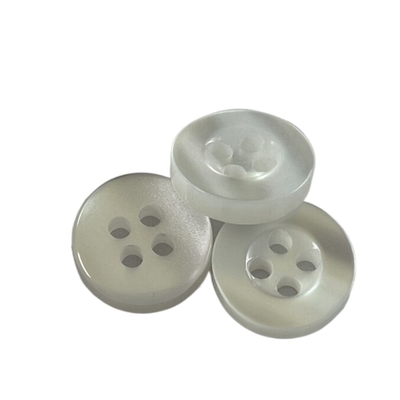Botones de camisa plásticos del color blanco con el uso de Rim Pearl Effect In 18L en la camisa