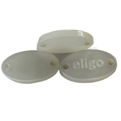 La elipse del diseño de la insignia desea los botones plásticos del color blanco con Logo Sew On Type Custom