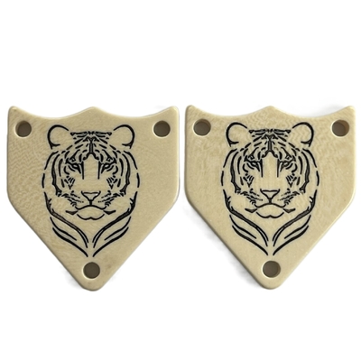Los botones plásticos de Pentágono 3 de la suposición irregular del agujero grabaron a Tiger Logo In