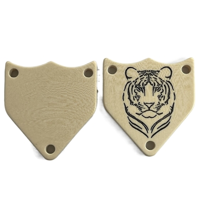 Los botones plásticos de Pentágono 3 de la suposición irregular del agujero grabaron a Tiger Logo In