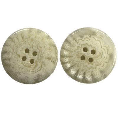Del cuerno blanco del color los botones de capa plásticos con uso del agujero del borde 55L 4 en la capa de las mujeres Outwear