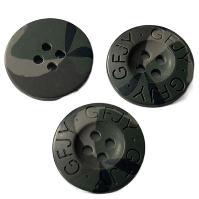 Uso grabado del color del camuflaje de Logo Plastic Coat Buttons 34L para el suéter de la capa