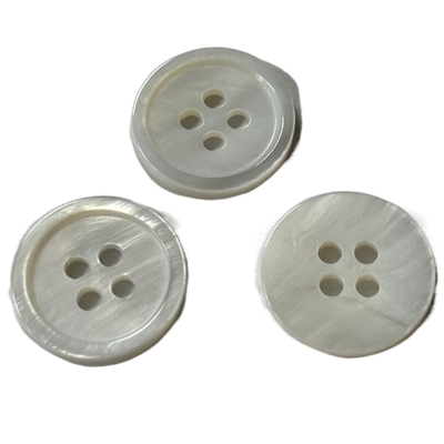 El material natural de los agujeros de Pearl White 4 abotona 24L para la obra de costura que hace punto