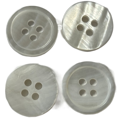 El material natural de los agujeros de Pearl White 4 abotona 24L para la obra de costura que hace punto