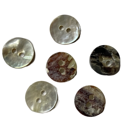 Costura y ODM natural material de los agujeros de DIY Shell Buttons 16L dos