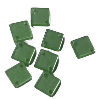 Resina de lujo 2-Holes de los botones cuadrados de encargo del color verde en el uso de 6*6m m para Diy