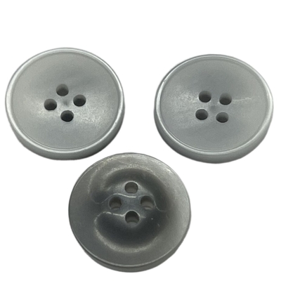 El plástico de lujo de la resina color plata del ODM abotona 4-Holes en 26L utiliza para la camisa de la capa